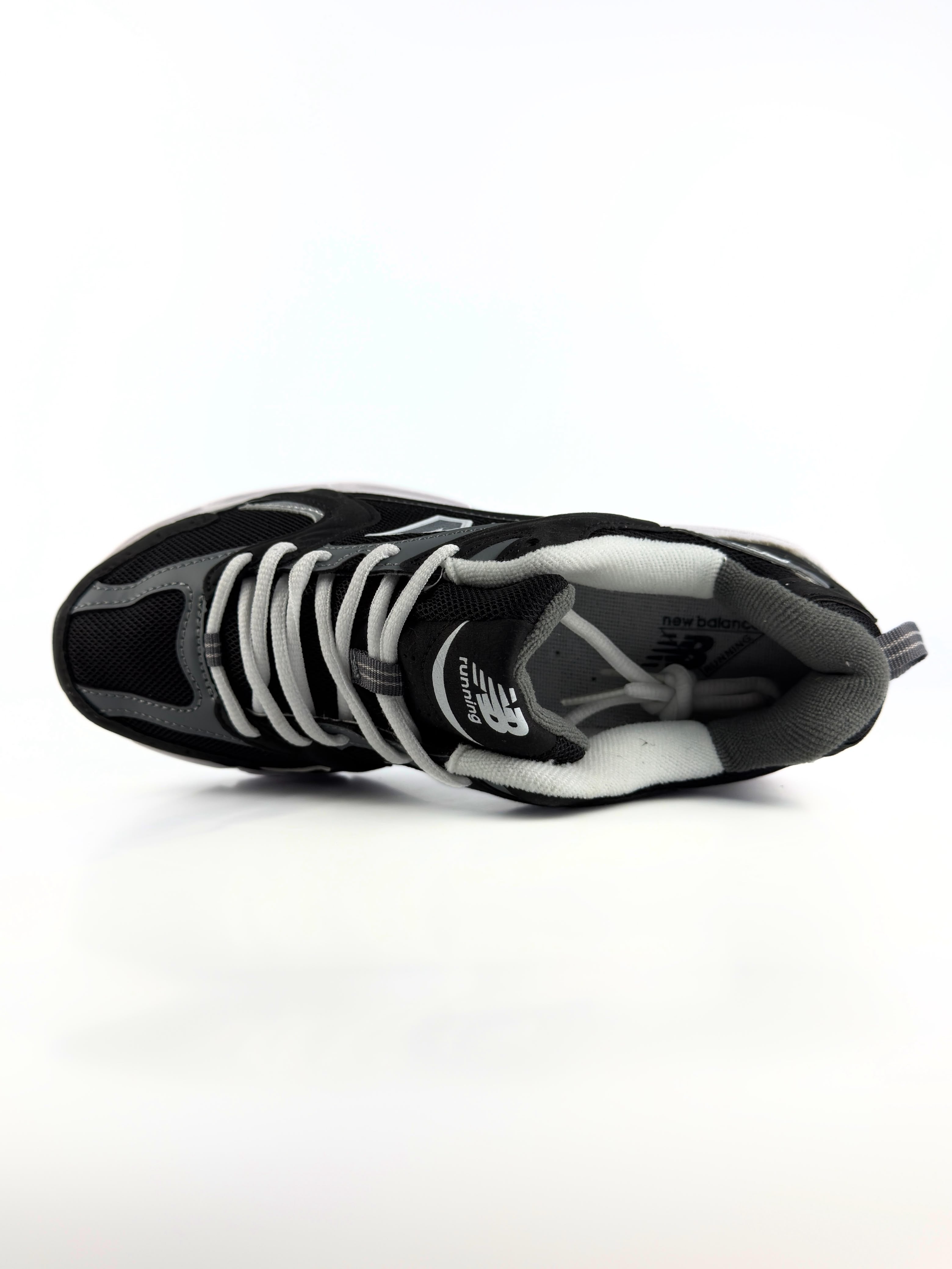 NB 530 Black & White