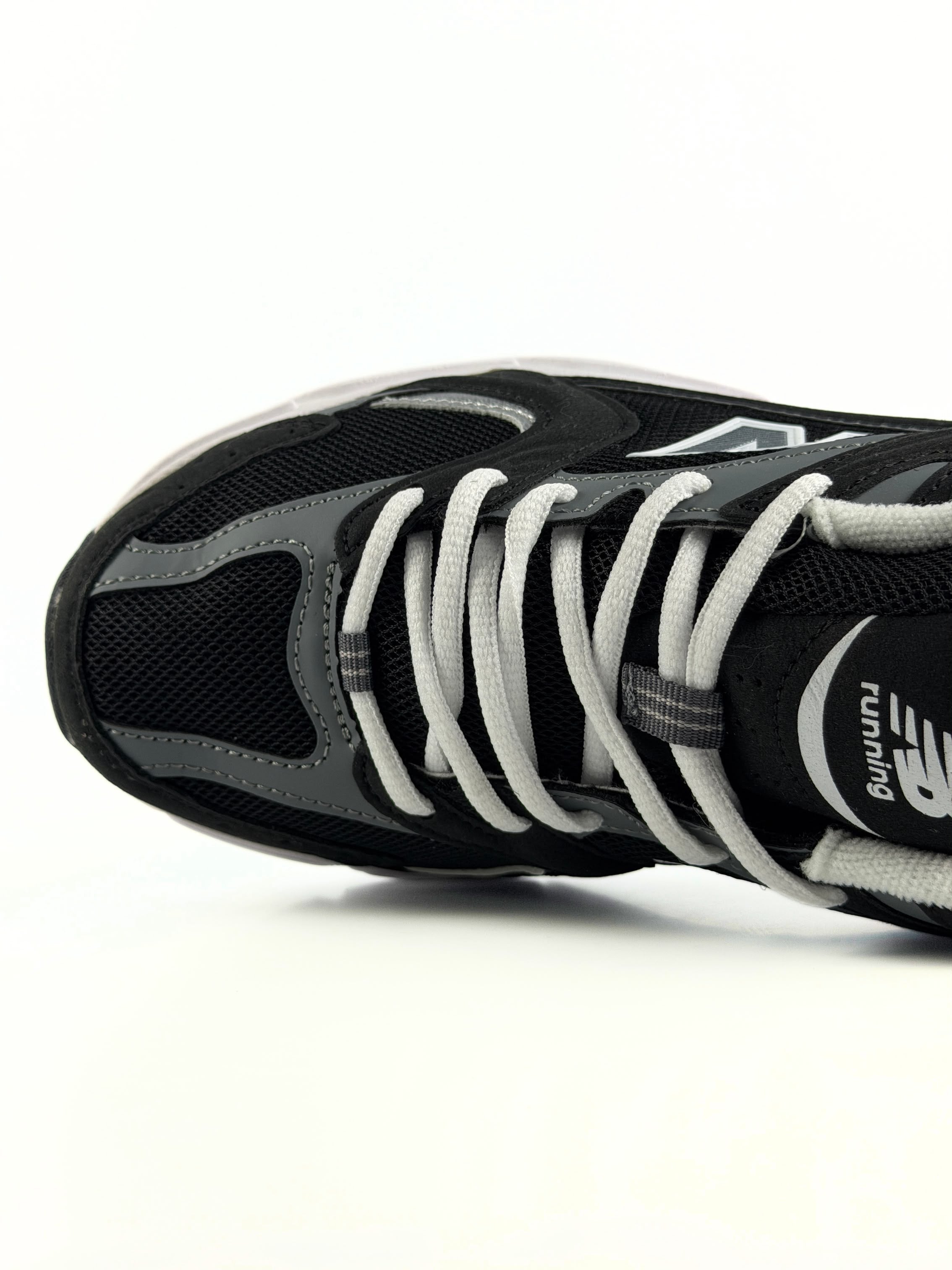 NB 530 Black & White