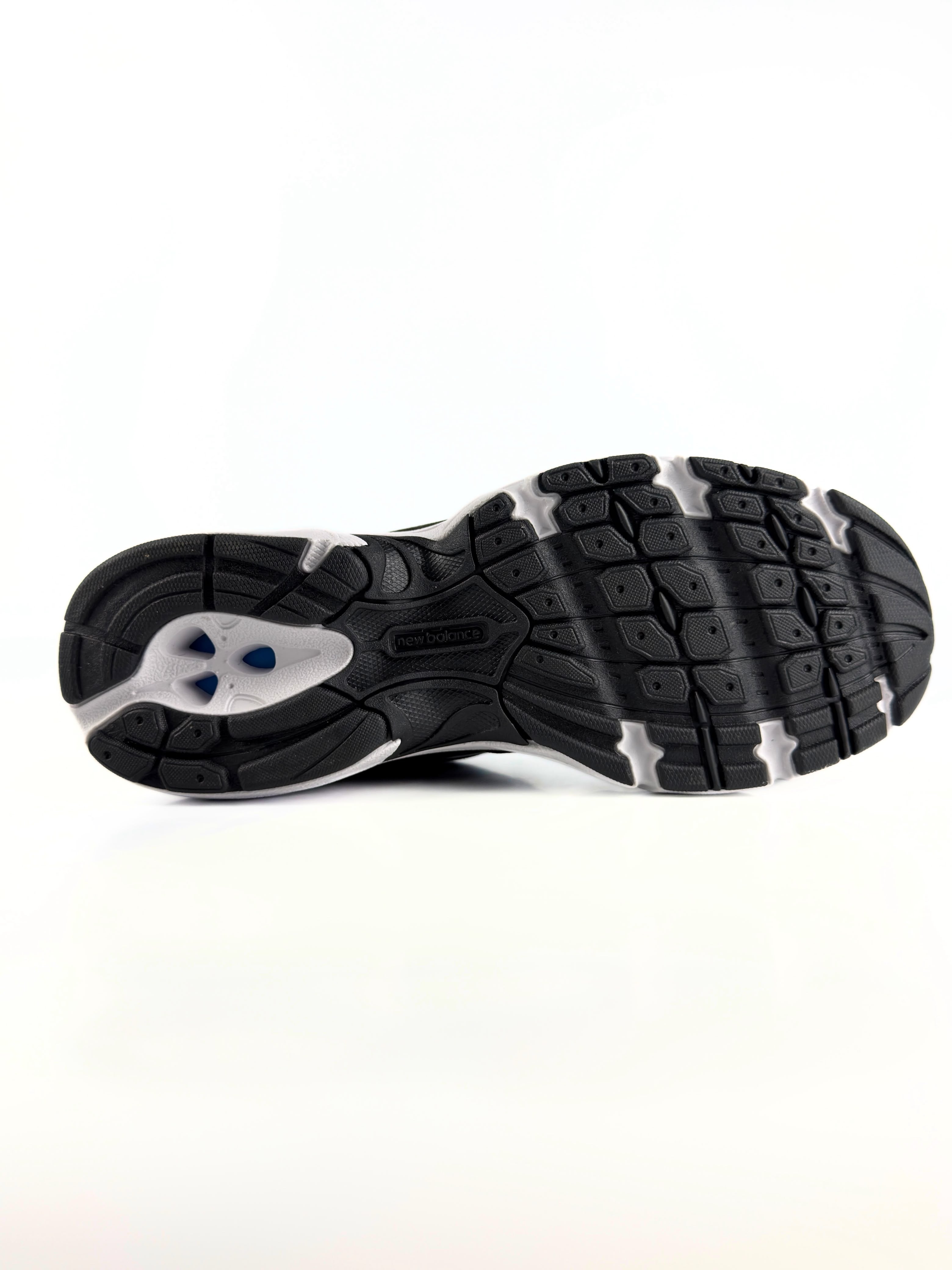 NB 530 Black & White