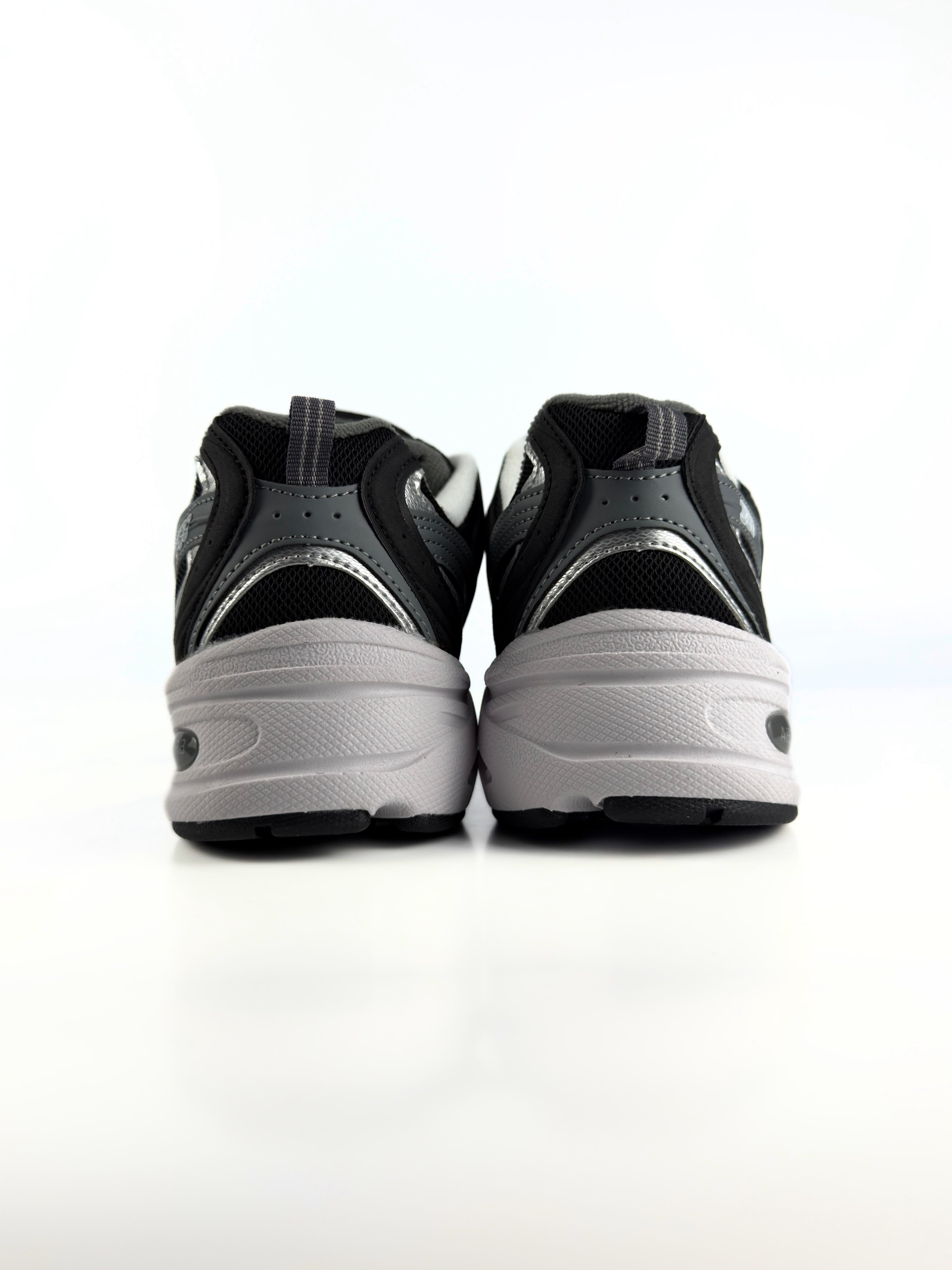 NB 530 Black & White