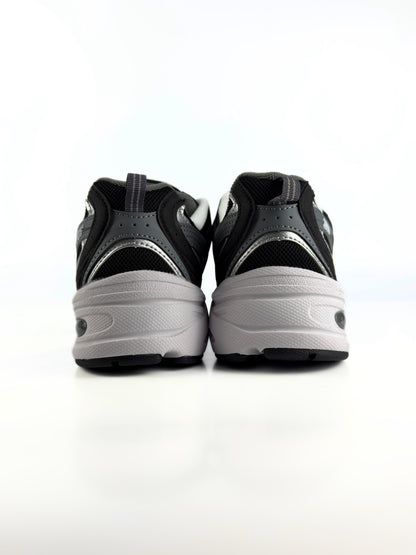 NB 530 Black & White