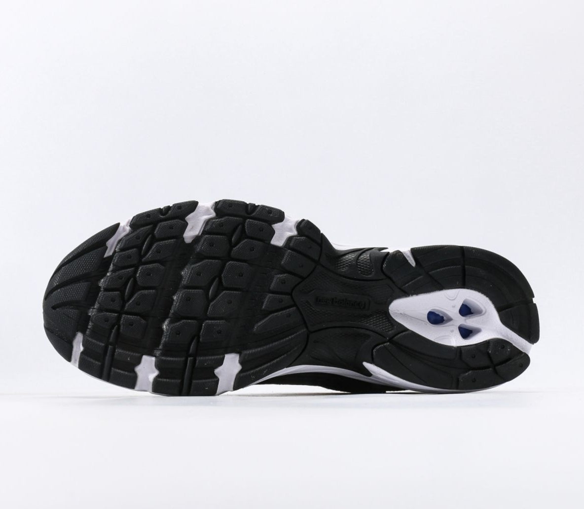 NB 530 Black & White