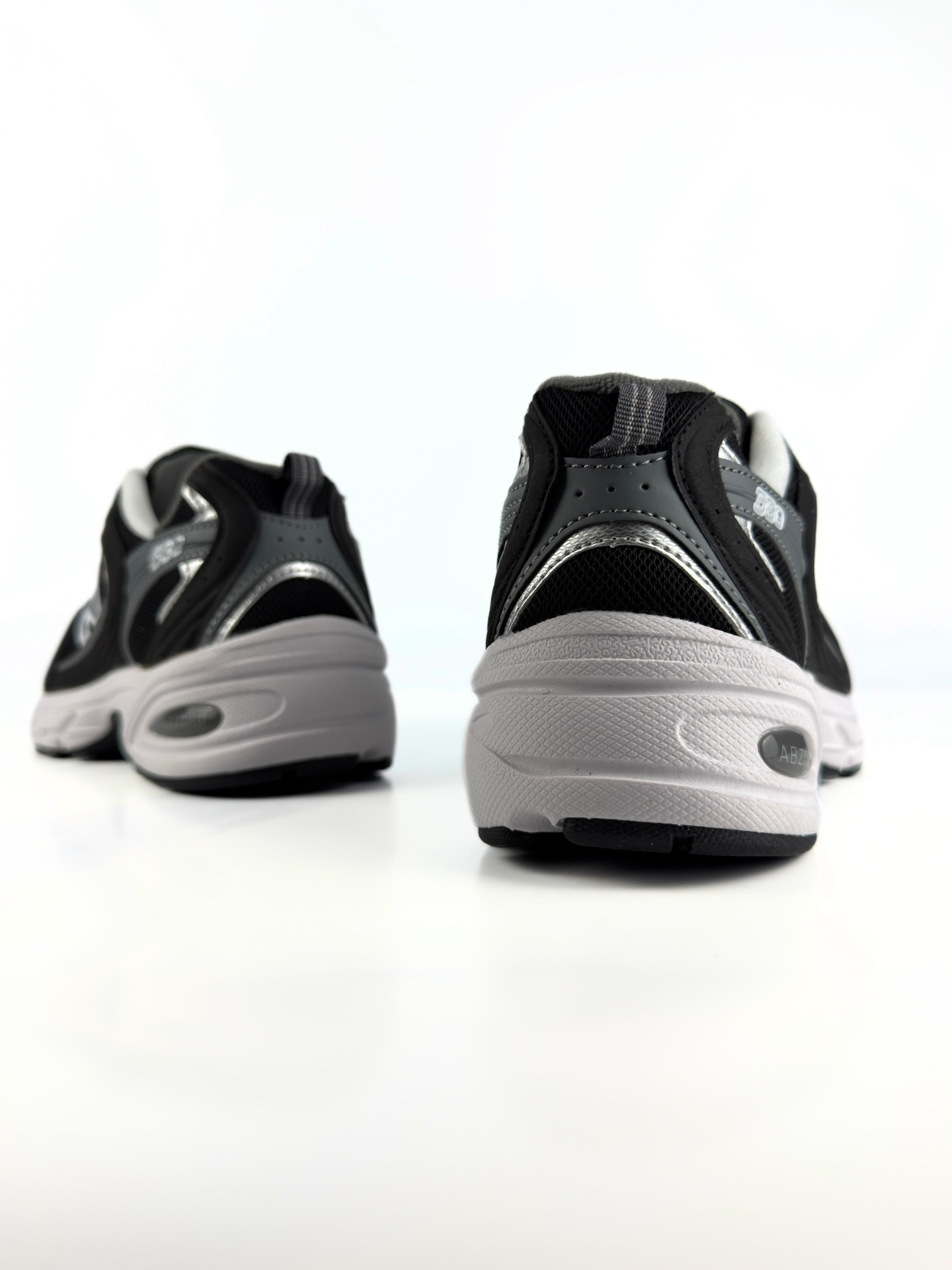 NB 530 Black & White