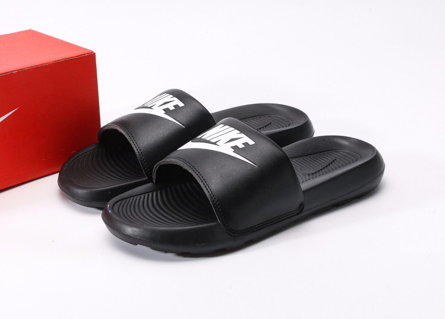 Nikee Victori One Slide "Triple Black"