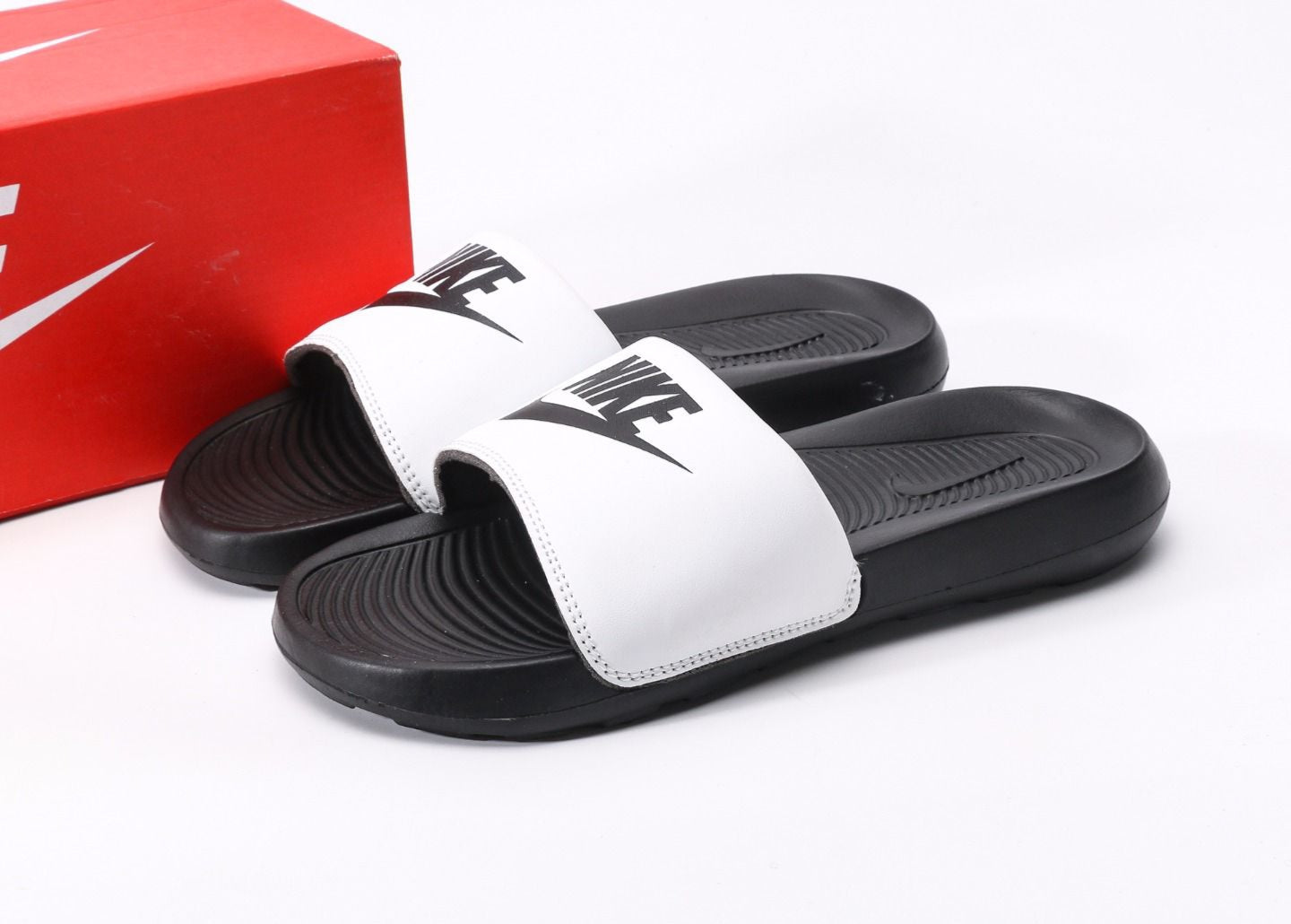 Nikee Victori One Slide "Black & White"