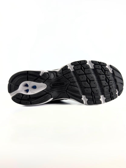 NB 530 Black & White